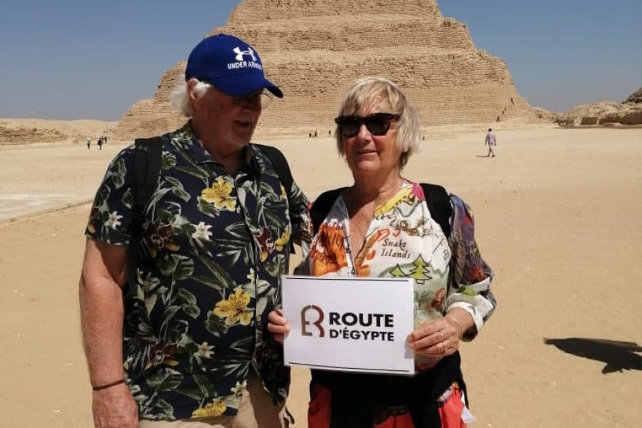Visiteurs devant la pyramide de Saqqarah lors d'une excursion en Égypte.