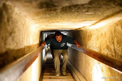 visiter l'intérieur d'une pyramide