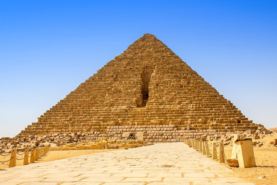 visiter l'intérieur d'une pyramide