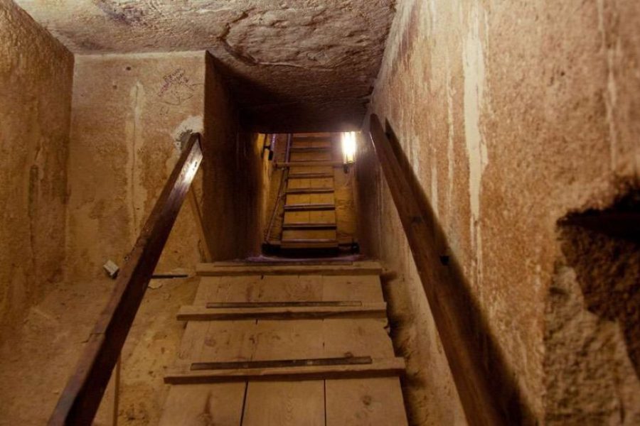 visiter l'intérieur d'une pyramide