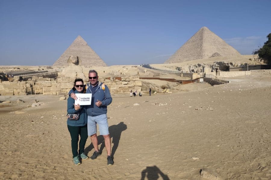 Pyramides de Gizeh, site emblématique en Égypte, avec deux touristes devant les pyramides historique.