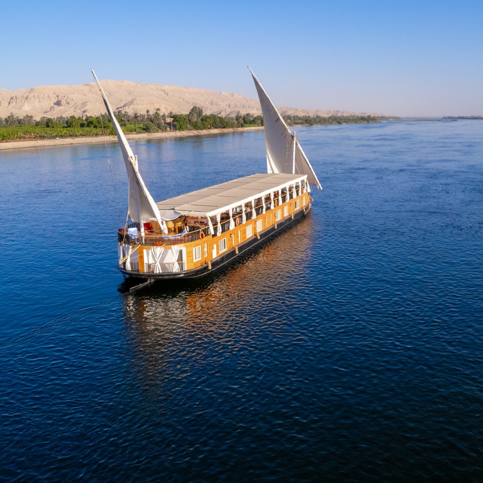 Dahabeya Salim El Pasha naviguant sur le Nil en Égypte