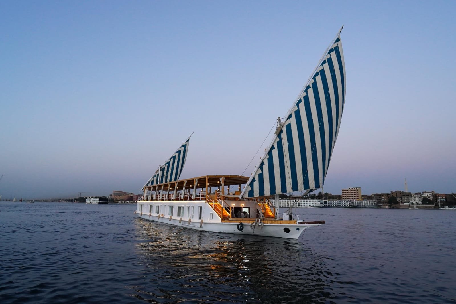 Dahabeya Turquoise naviguant sur le Nil en Égypte