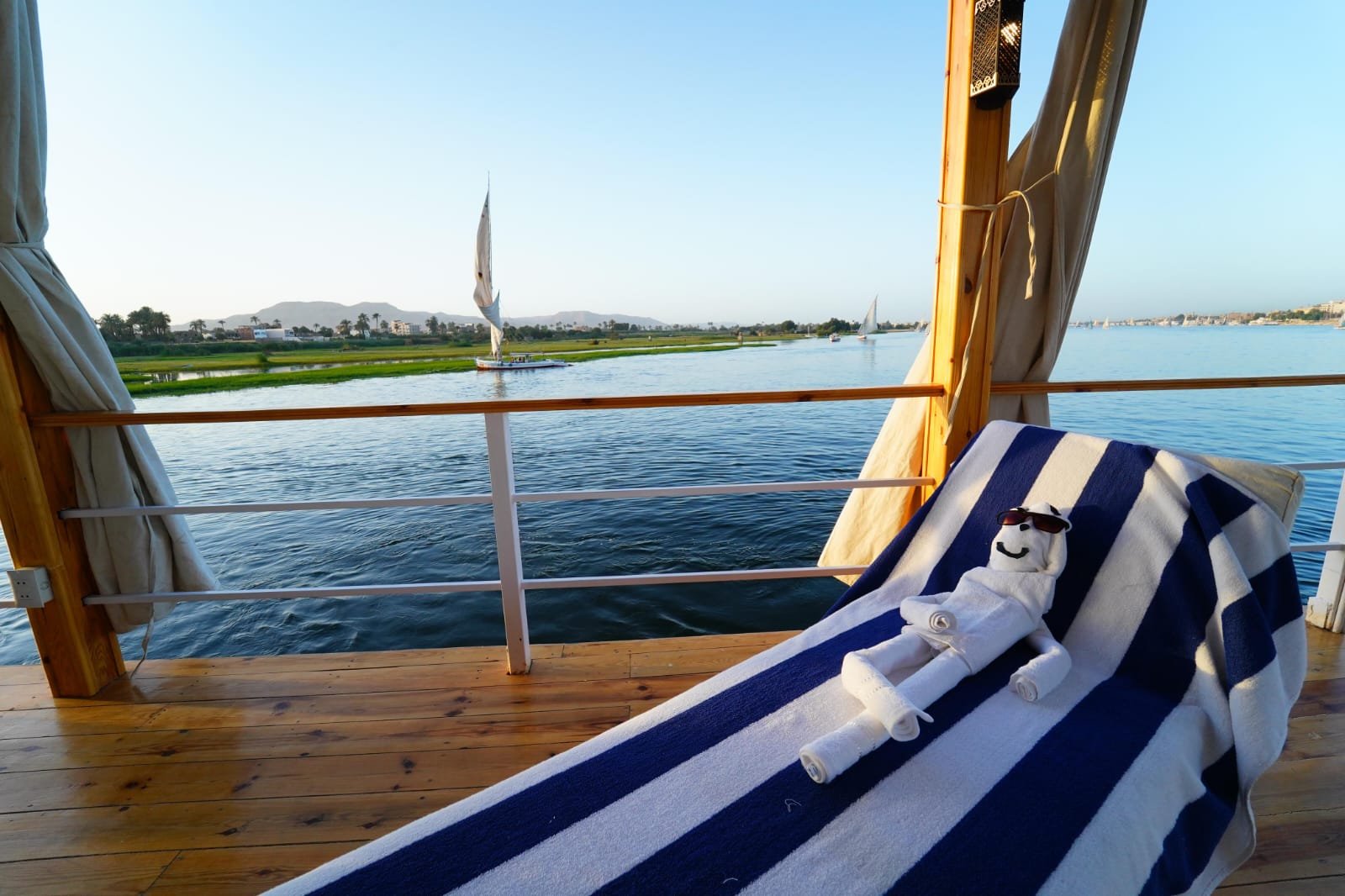 Bains de soleil près du jacuzzi pour bronzer sur le pont supérieur