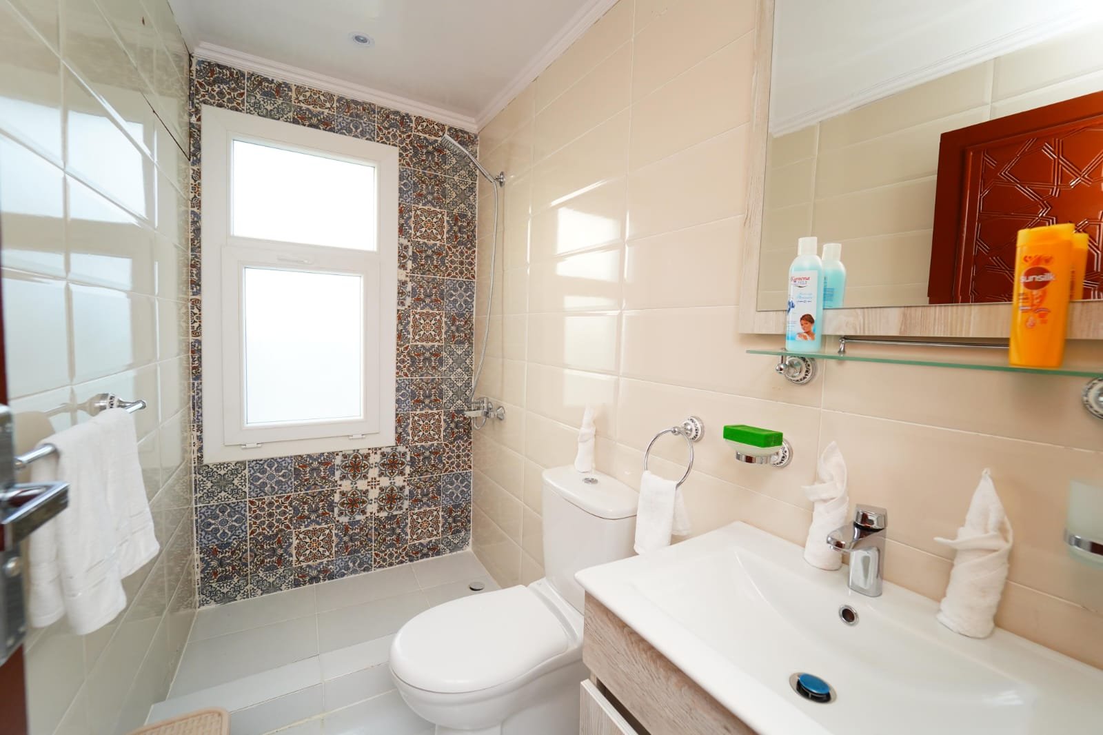 Salle de bain moderne d'une cabine de la dahabeya Turquoise