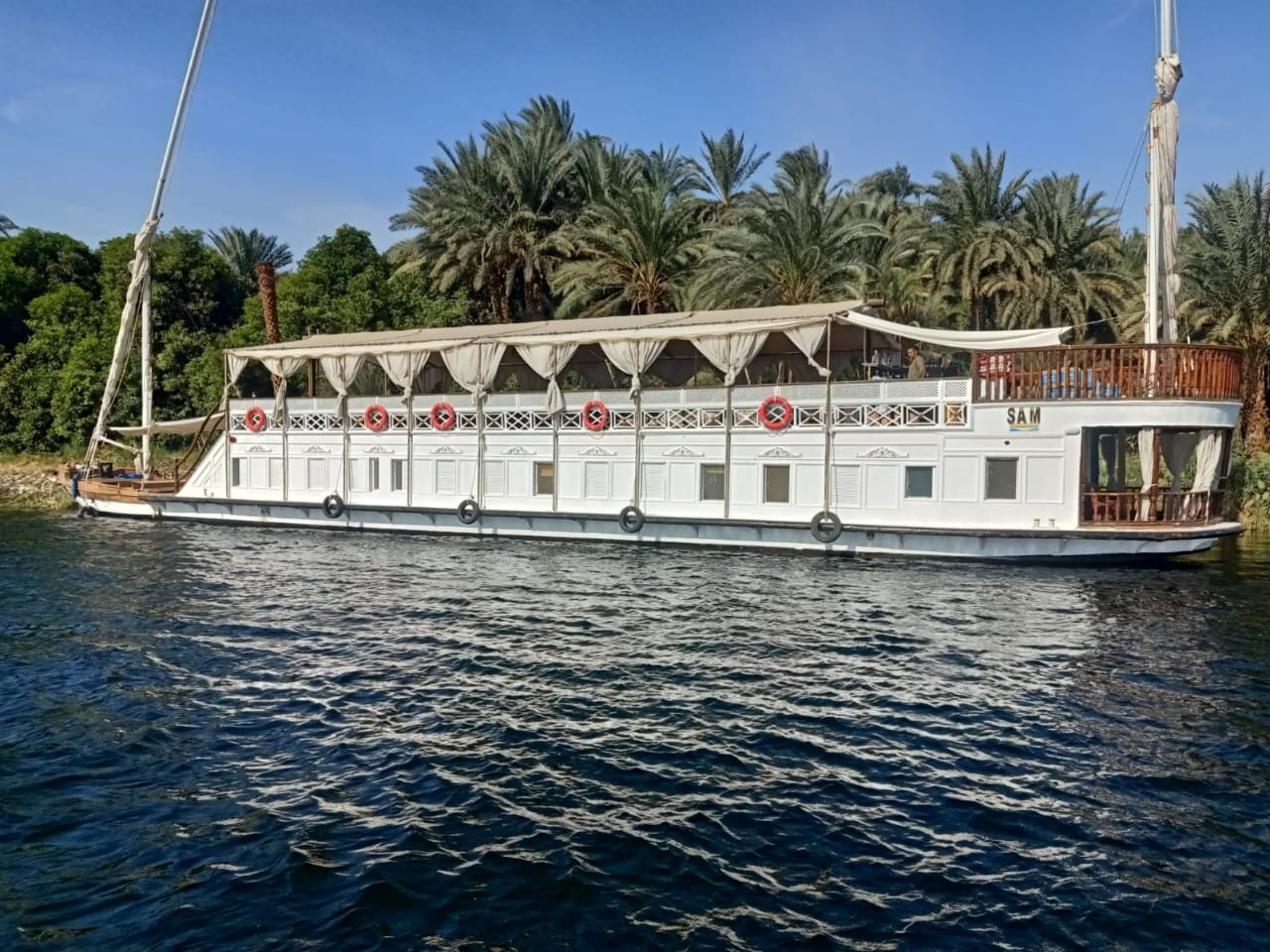 Dahabeya Sam naviguant sur le Nil en Égypte