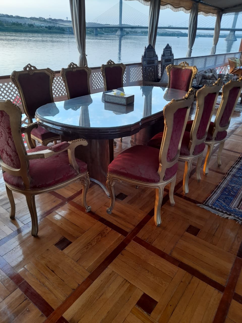 Table à manger conviviale à bord de la dahabeya Sam