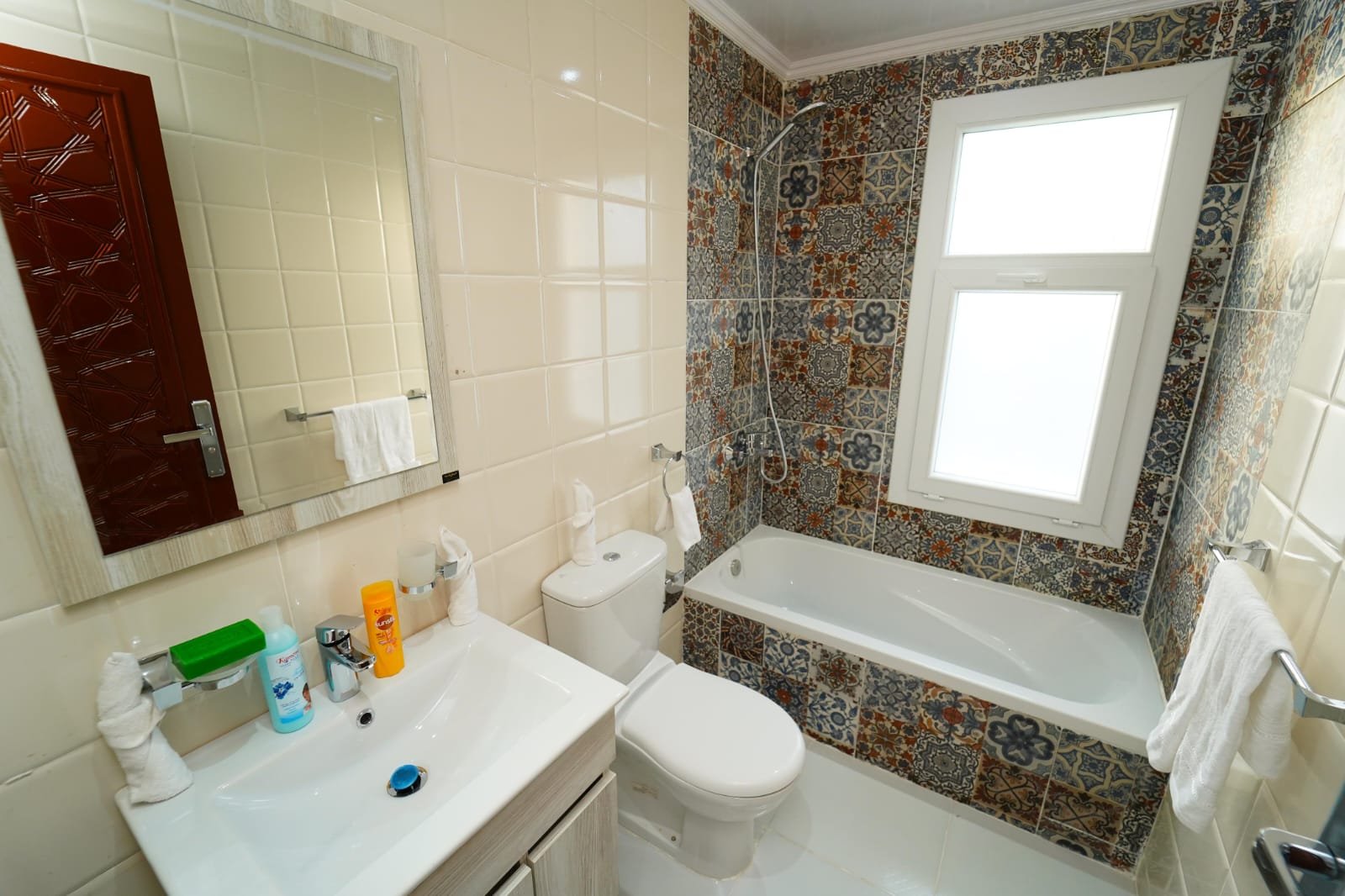 Salle de bain privée de la suite avec finitions haut de gamme