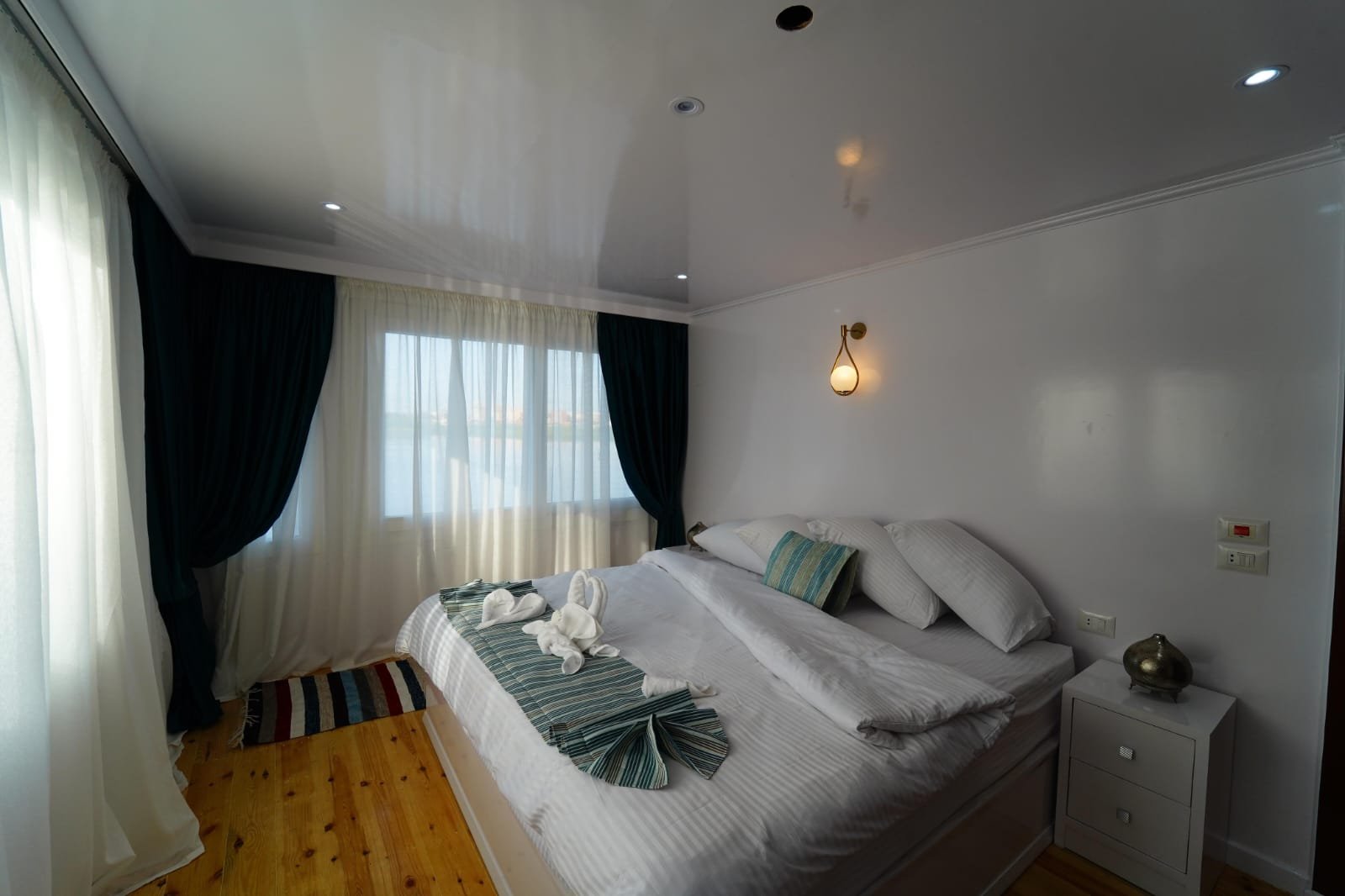 Suite spacieuse et luxueuse à bord de la dahabeya Turquoise