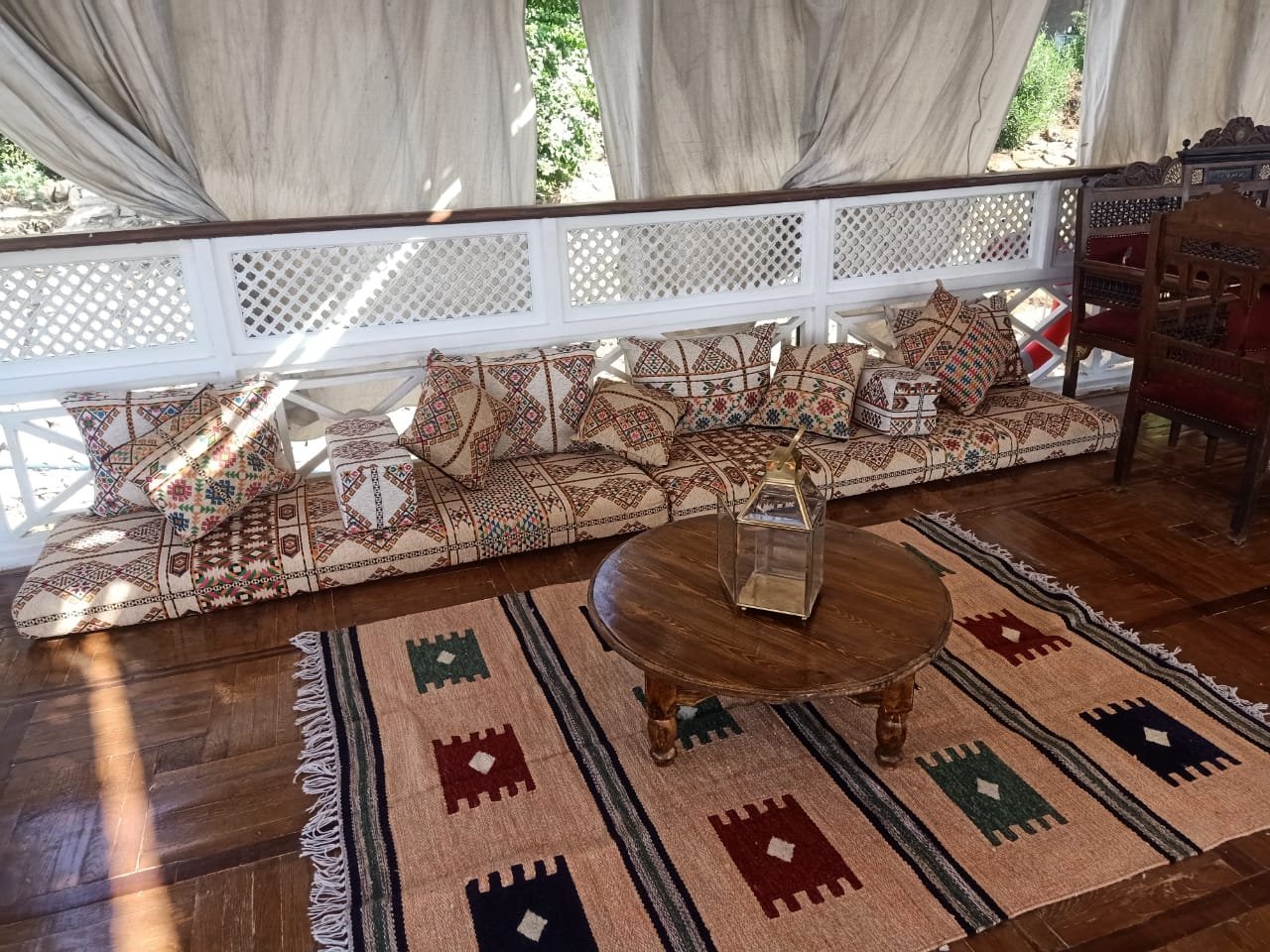 Salon arabesque sur le pont supérieur de la dahabeya Sam
