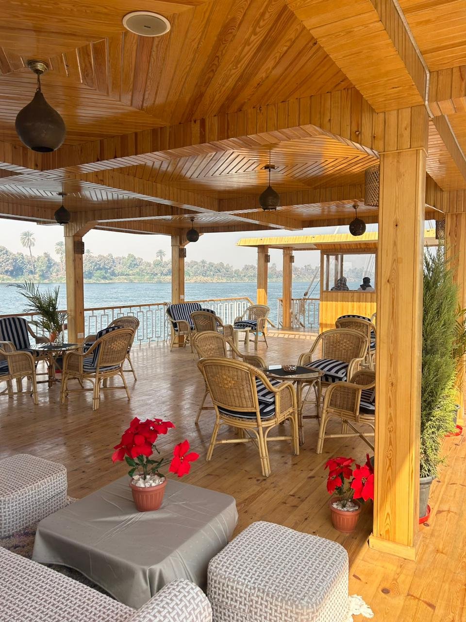 Espace lounge convivial à bord de l'Étoile d'Égypte